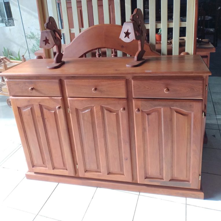 Aparador de 3 puertas y 3 cajones, mueble de algarrobo de Algarrobo Pilar
