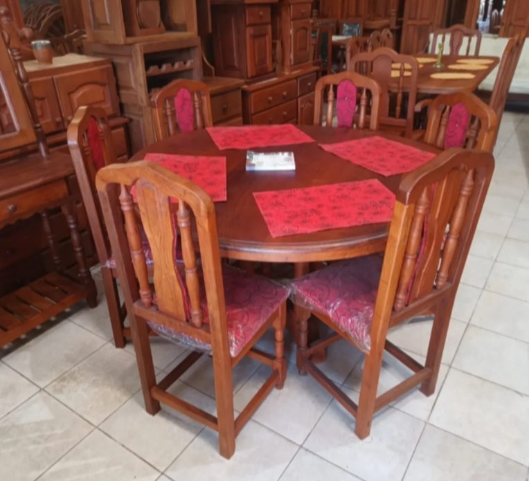 Mesa redonda con sillas tapizadas en rojo, mueble de algarrobo de Algarrobo Pilar