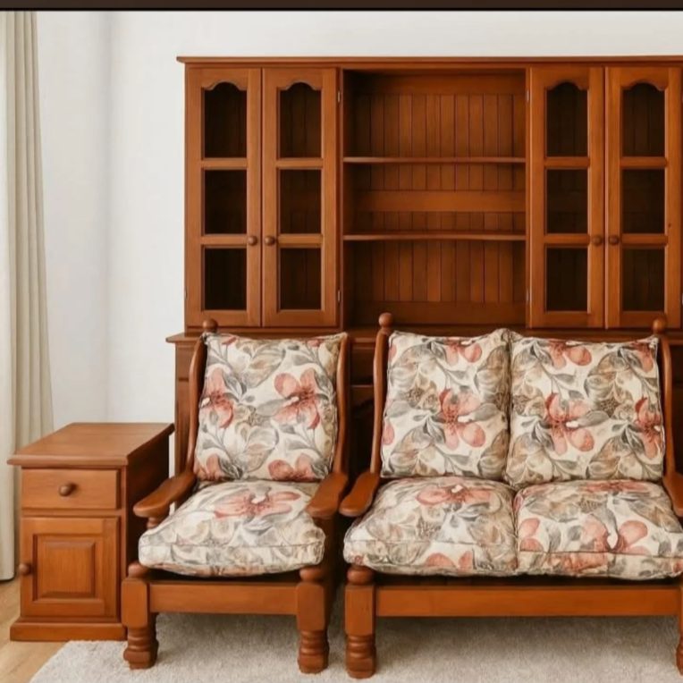 Sillones con almohadones floreados, mueble de algarrobo de Algarrobo Pilar